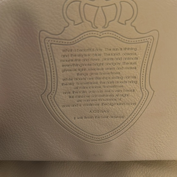 Cream purse. No Brand tag. - Picture 12 of 16